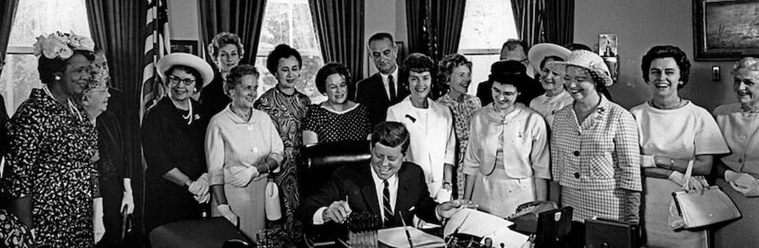 American-Association-of-University-Women-members-with-President-Kennedy